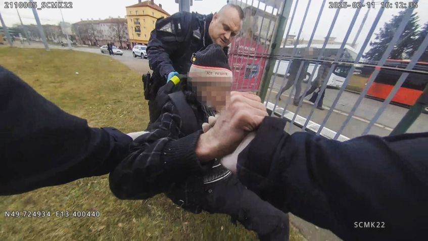 muž za zastávkou1 muž za zastávkou1